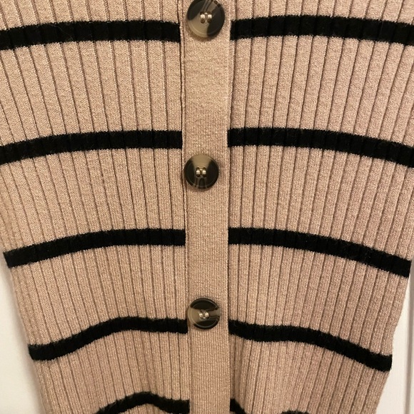 Cropped Ribbed Fitted Sweater - Picture 2 of 4